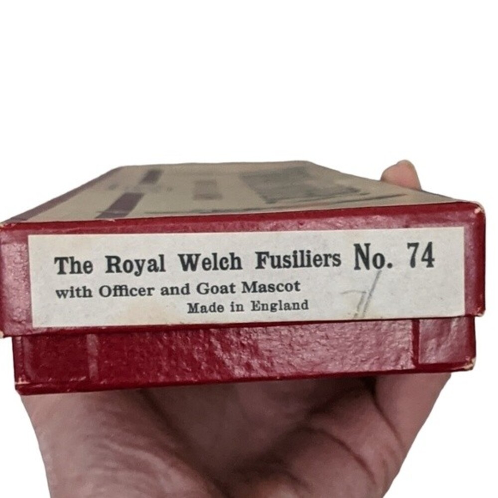 Miniatures the Royal Welsh fusiliers 6 soldiers and goat mascot in box - Picture 2 of 12